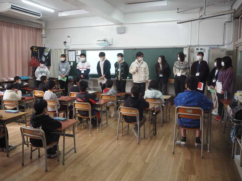 栄養学部の学生11人と子どもたち