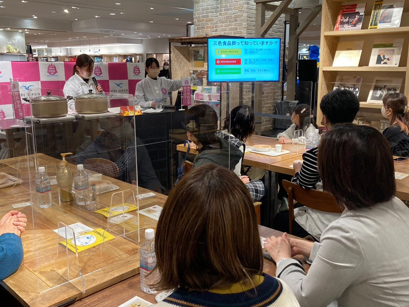 備蓄における栄養バランスの視点について説明する國松万熙さんと稲塲未紗さん