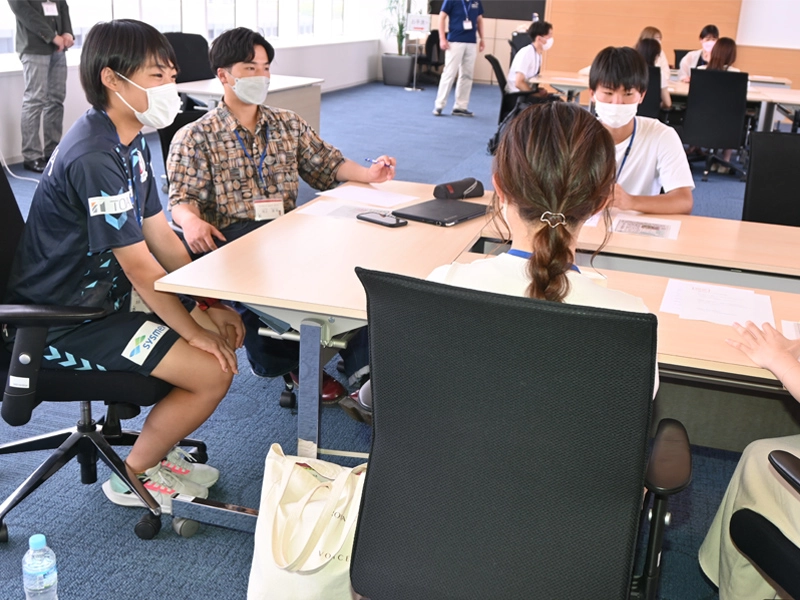 選手と学生のグループワーク
