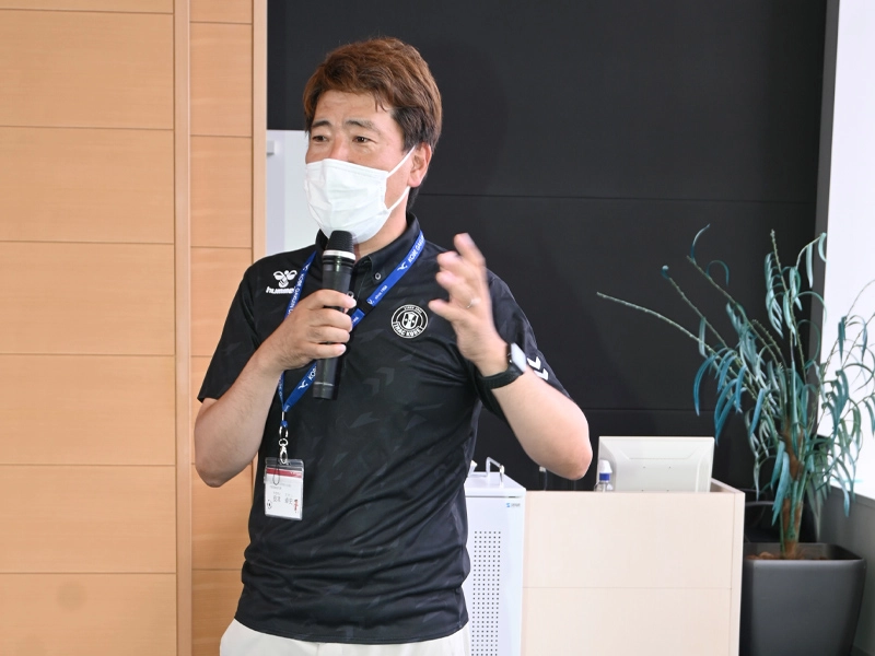 授業でアドバイスする安本社長