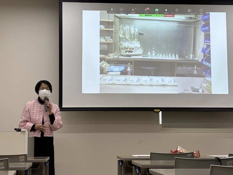 薬学部の辻本准教授による講義