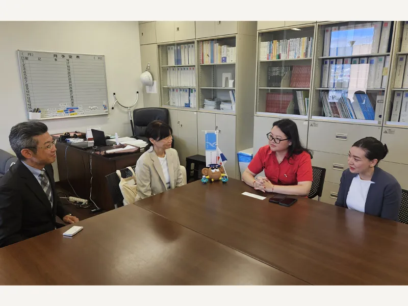 表敬訪問後に懇談する(左から)林坂副学長、辻学部長、アニー副領事、通訳の中西カロリナさん