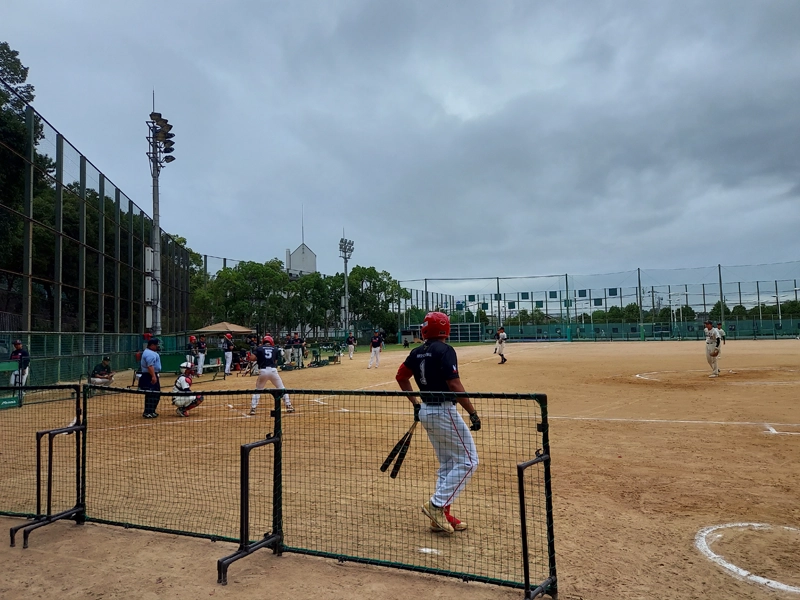 プレーする両チームの選手たち