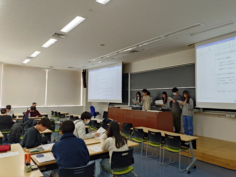 他大学の学生と議論を交わす大貝ゼミの学生ら