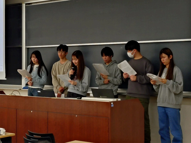 合同ゼミで発表する大貝ゼミの学生ら