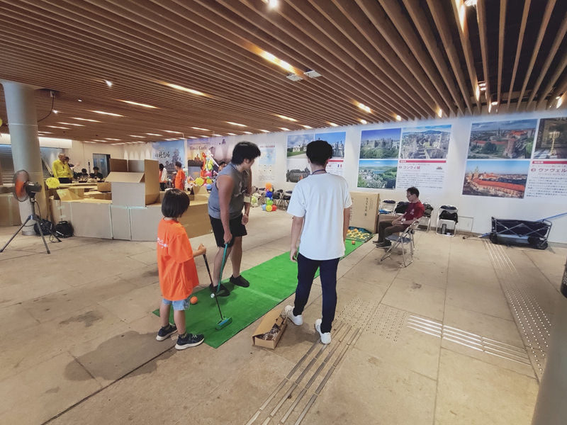 多彩なレクリエーションで子どもと交流する学生