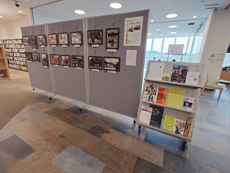 写真の展示に合わせて図書館が関連書籍を展示