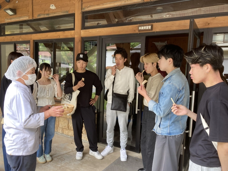 道の駅「みなみ波賀」で名物のかきもちをいただく学生たち