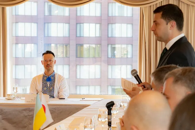 ゼレンスキー大統領の話を聞く岡部教授。着ているのはウクライナの民族衣装ヴィシヴァンカです