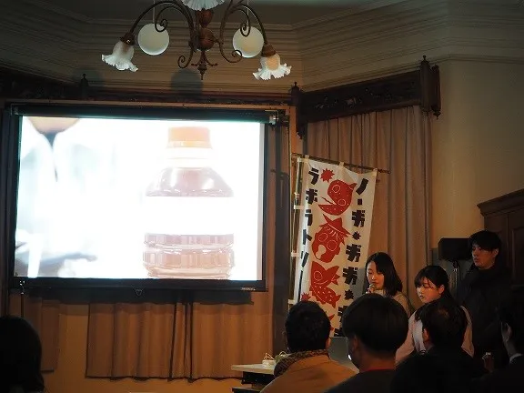 「KOBE RE SAUCE PROJECT」の発表をする栄養学部の後藤さんと廣瀬さん
