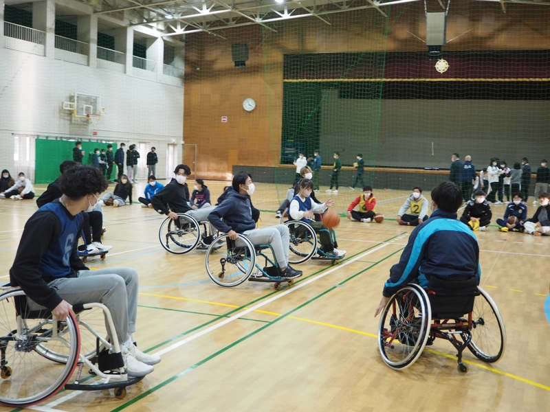 車椅子バスケットボールの試合をするスポーツサイエンス・ユニット生
