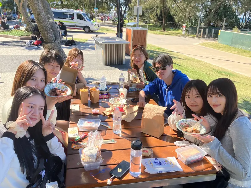 バーベキューを楽しむ学生ら