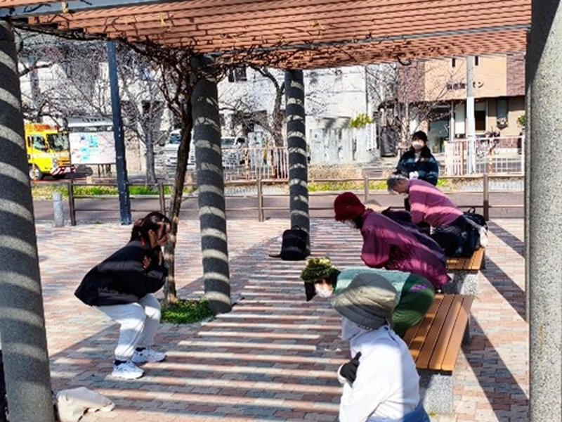 運動指導する柿花ゼミ生