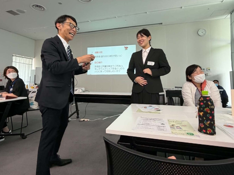 ゼミ生の発言を聴く香山講師