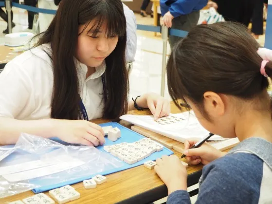 ひとつひとつの駒に文字を書き込み将棋の駒を完成させてゆきます