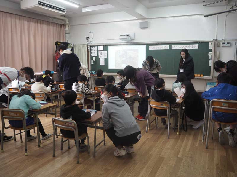お兄さん、お姉さんとワークシートを埋めていきます
