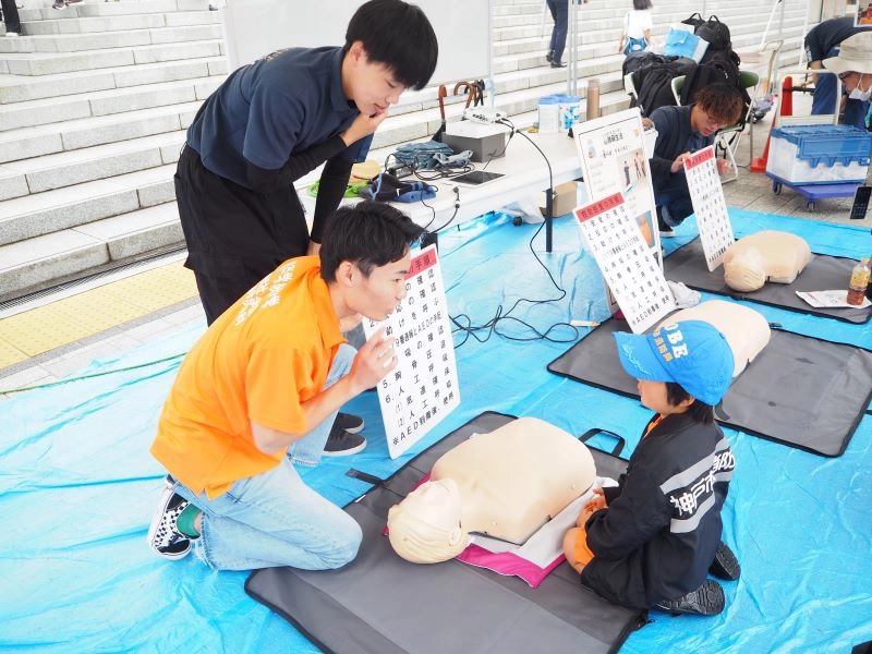 心配蘇生法の手順を教える、Seagull Rescue(社会防災学科生)