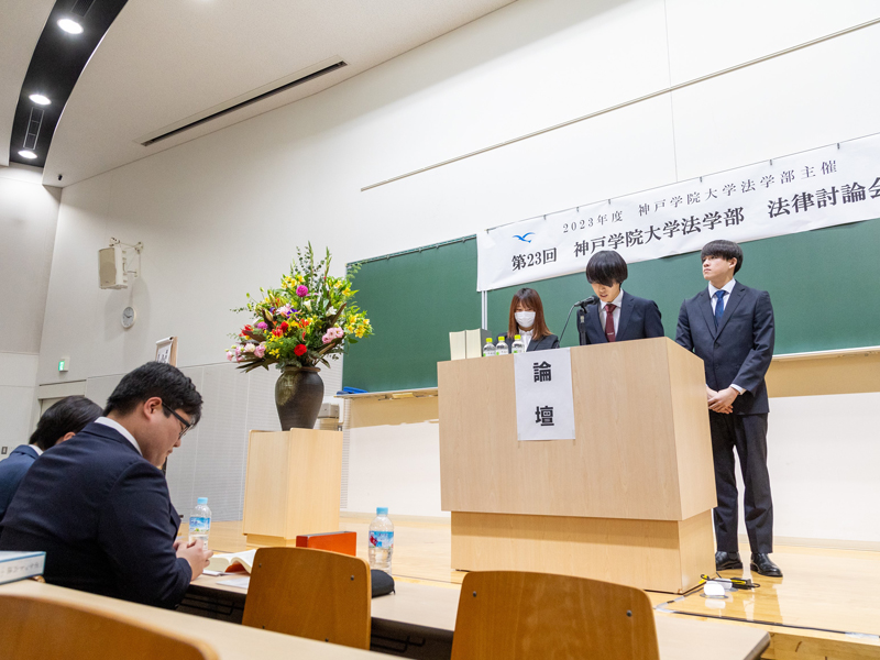 討論会の問題に対して、立論(問題への解答)を発表する討論代表者