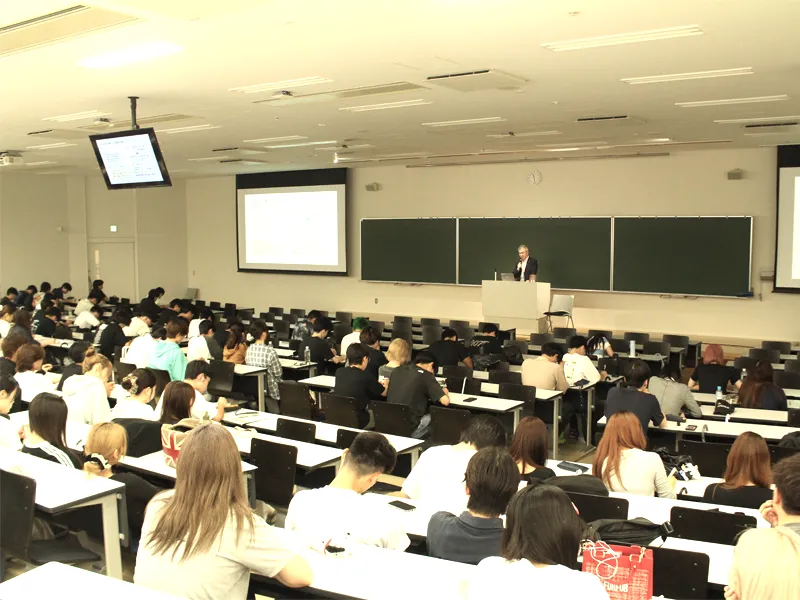 講義を聴く学生