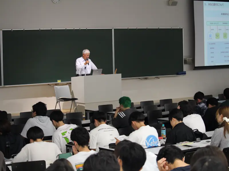 講義を聴く学生ら