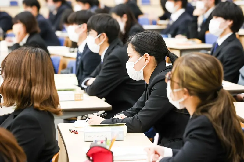 立論の発表を聴く参加者。表情は真剣そのもの