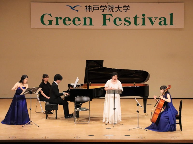 山中氏(ピアノ)、初田氏(フルート)、高岡氏(チェロ)の3人とともに楽曲を披露した第二部