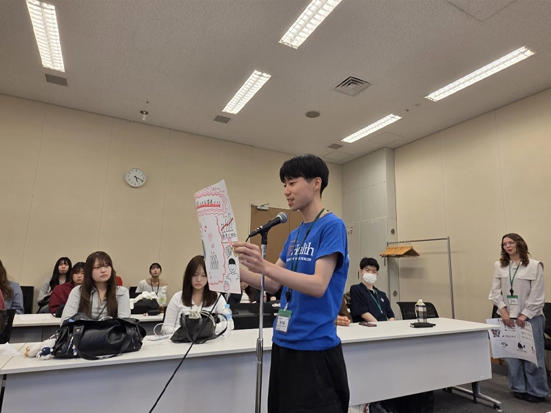 プレゼンテーションする岡部ゼミ生