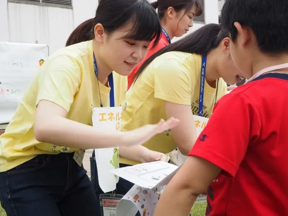 正解したこどもたちにシールを貼る松居知香さん