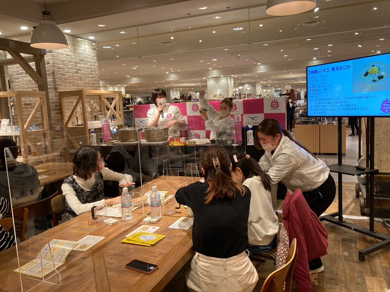 ポリ袋調理を説明する小山田遥さんと大西祐奈さん