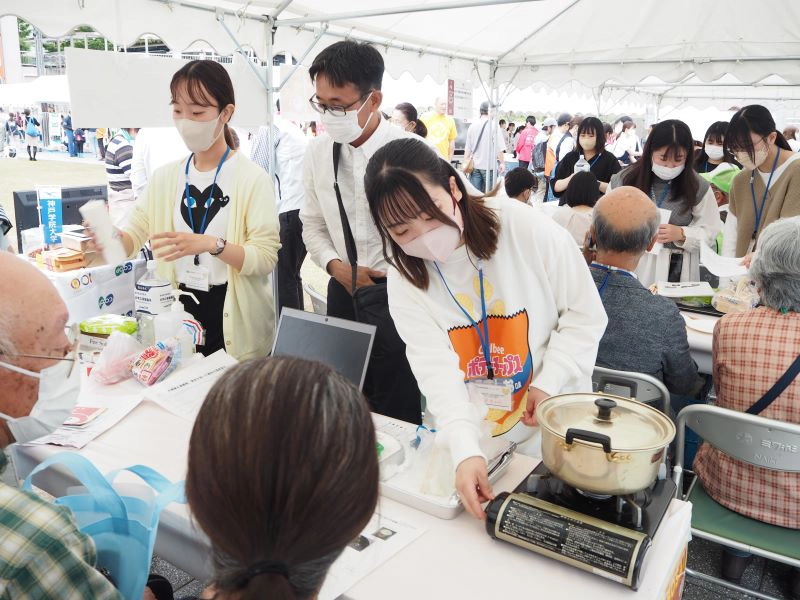 伊藤講師と栄養学部生がワークショップを行う様子
