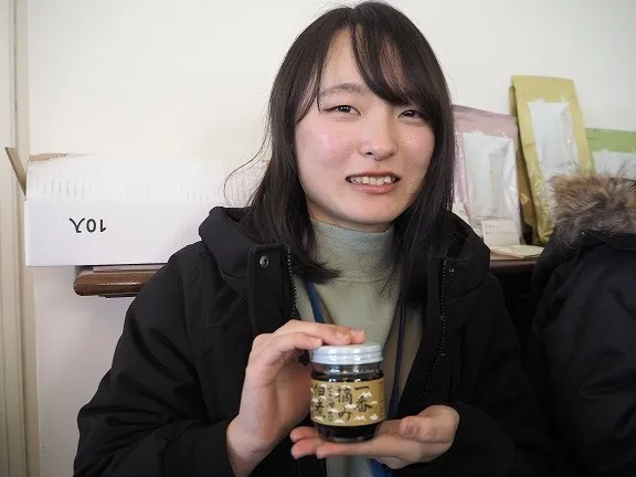 須磨海苔の佃煮パッケージデザインを完成させた栄養学部の山形さん