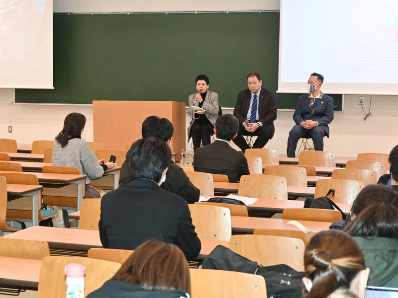 特別講義を熱心に聴く受講生ら