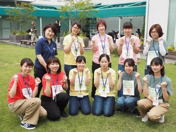 ワークショップを実施した、太田淳子講師と栄養学部生10名