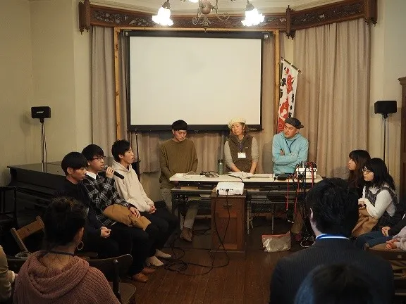 クロストークで発言する、経済学部の黒住さん