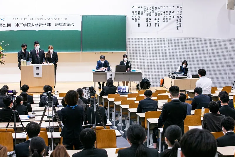 ひとつの参加団体の立論の発表が終わると、他の参加団体のメンバーが立論について質問をします。質疑応答は自ずと白熱します