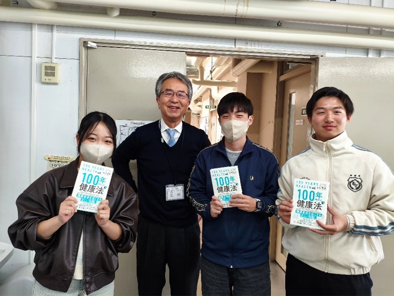 北村明彦八尾市保健所長と記念撮影する柿花ゼミ生