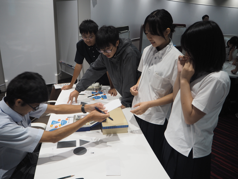 「貿易ゲーム」を楽しむ学生ら