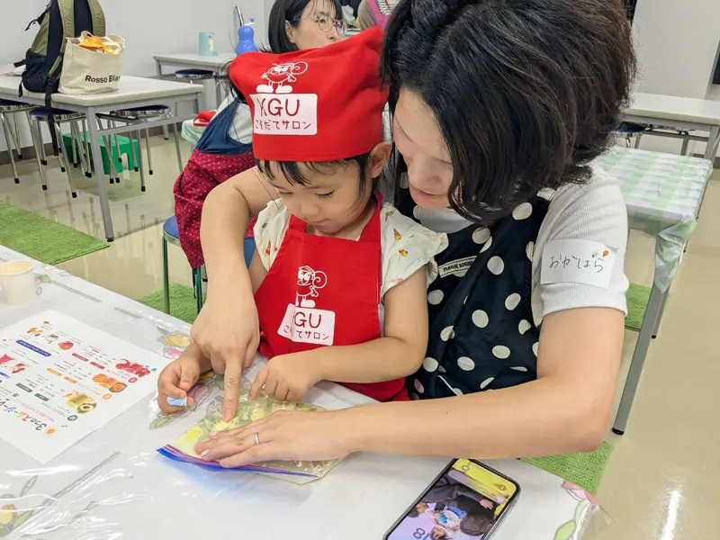 かき氷シロップを作る参加者