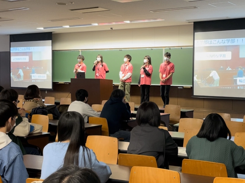 在学生による“ホンネトーク”は後列まで席が埋まるほど好評