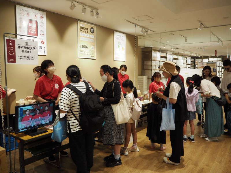 参加者で賑わう防災女子のブース