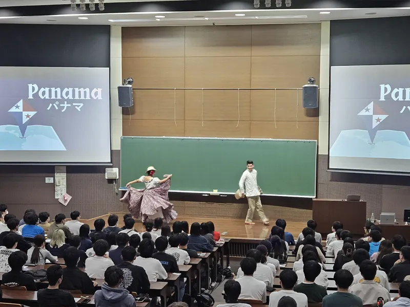 パナマのダンスを楽しむ学生たち