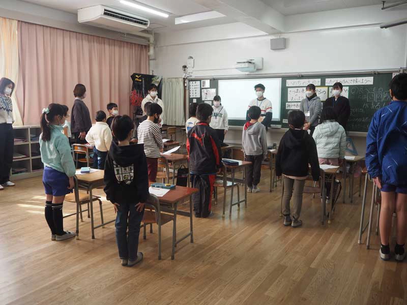 授業後の休憩時間も学生と子どもたちで交流しました