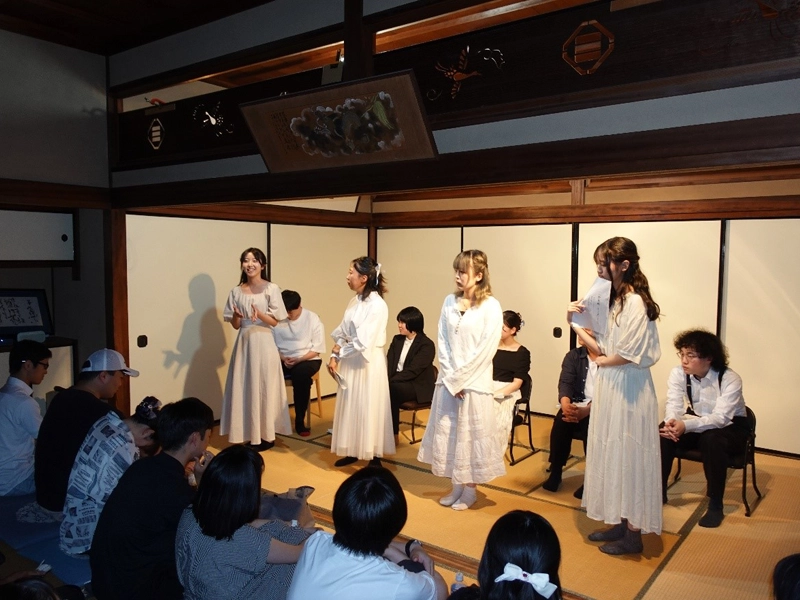 客席とやりとりするニーナ役の学生ら