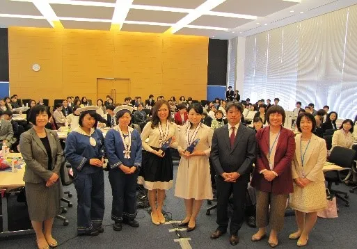 ひょうご女性未来縹賞受賞者を 囲んで(左から4人目が松崎さん)