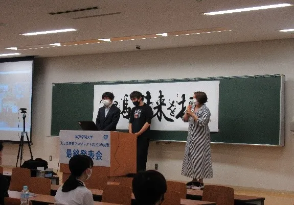 ミュージシャンのアヤヲさん(右)、 山田明義さん(中)に曲への想いをきく