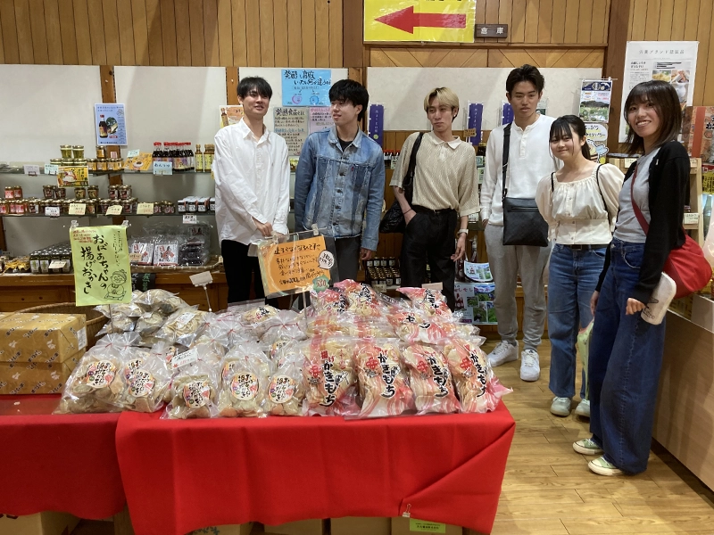 道の駅「みなみ波賀」の特産品販売所を見学