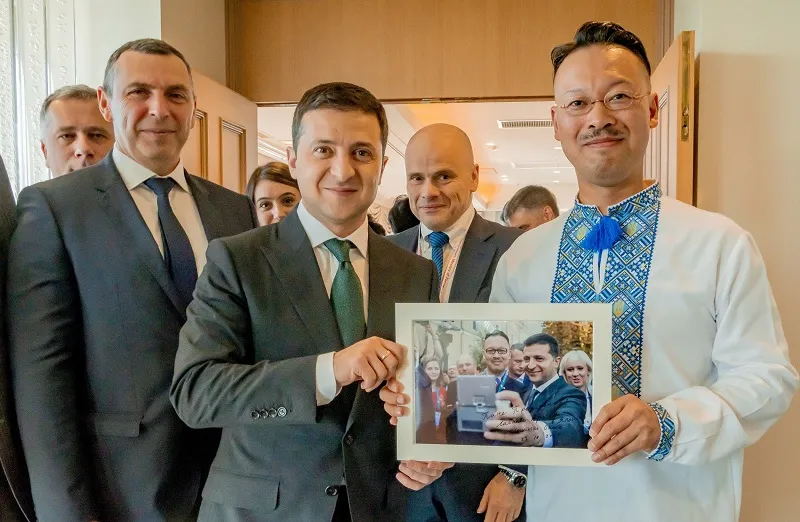 ゼレンスキー大統領と一緒にとった写真を贈呈