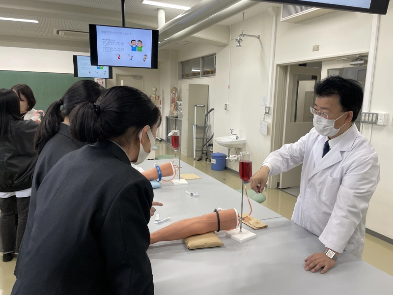 栄養学部のミニ実習も好評