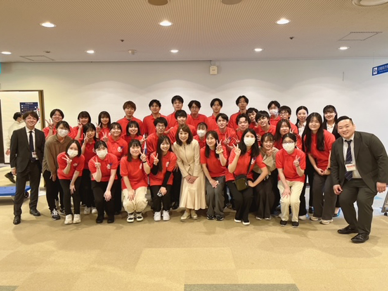 運営をサポートした学生スタッフら