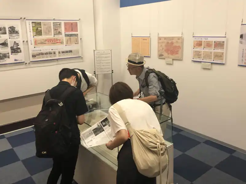 関西大学年史資料室の千里山住宅地に関する特別展の展示物について解説